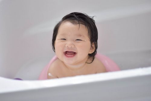 赤ちゃんと一緒にお風呂に入るとき 入浴剤は大人用でも大丈夫
