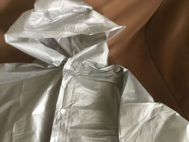 レインコートは脱いだ後どうしてる 濡れたままの持ち運び方法 レインコートは脱いだ後どうしてる 濡れたままの持ち運び方法