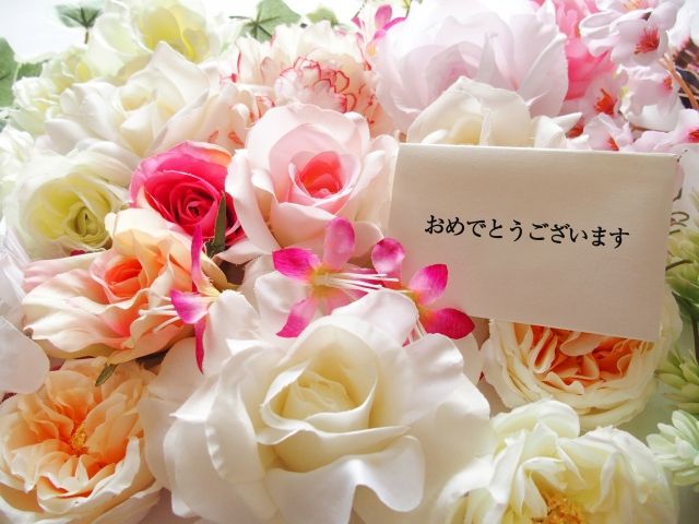 結婚式の招待状の返信に書きたい 気の利いたメッセージ集